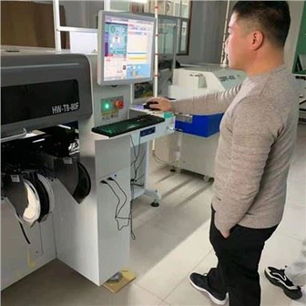 Die numerische Steuerung nimmt die Elektronik auf und platziert sie